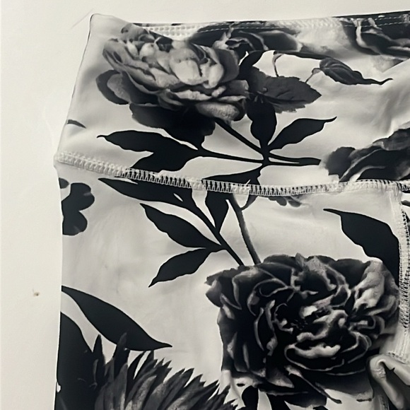 Lululemon women’s black and white floral cropped mesh yoga pants size 6 - Picture 11 of 11